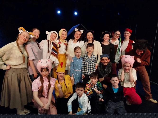 Первоклассники школы «Наукоград» МФЮА побывали на спектакле «Кошкин дом»